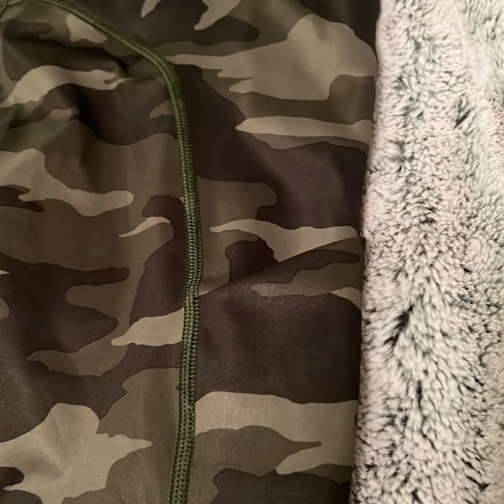 Athleta 7/8 ultimate camo tight - Picture 5 of 6